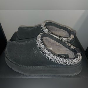 Black women’s size 7 Uggs